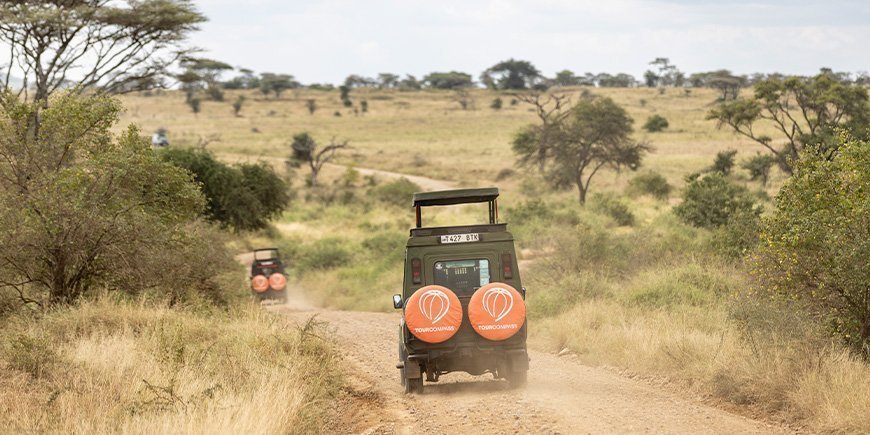 TourCompass Safari-Jeepfahrten auf dem Schotter in Tansania