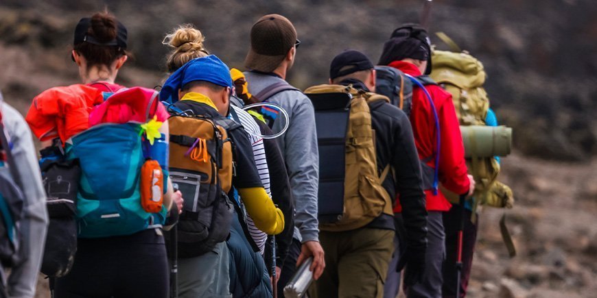 Wanderer in einer Reihe auf dem Kilimandscharo