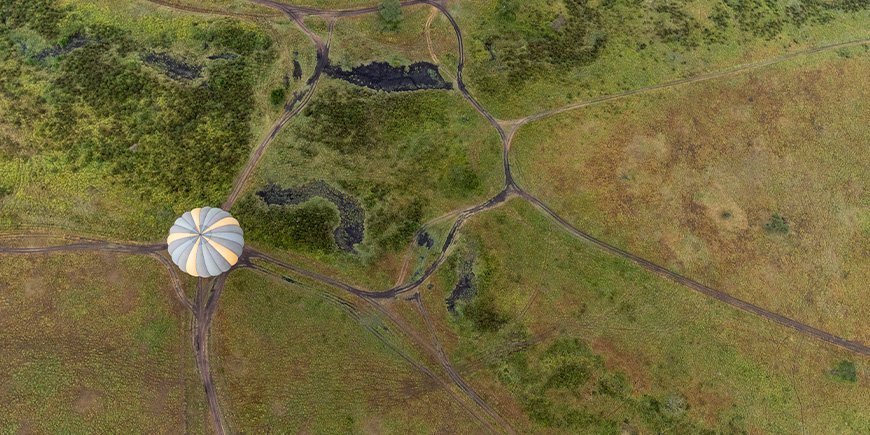 Heißluftballon in der Serengeti von oben gesehen