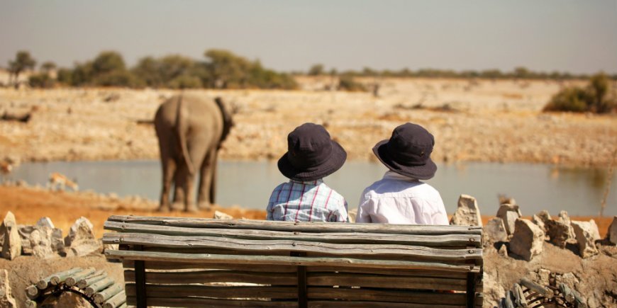 Jungen am Wasserloch in Namibia