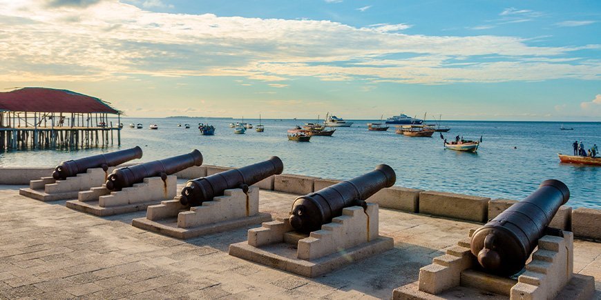 Kanonen am Wasser in Stone Town, Sansibar