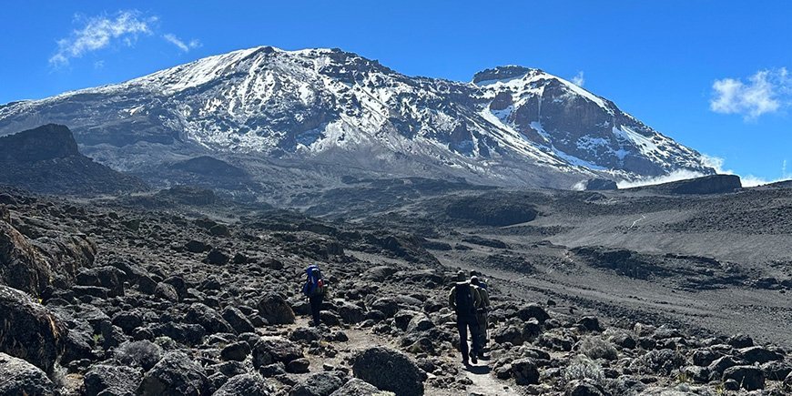 Eine Gruppe besteigt den Kilimandscharo